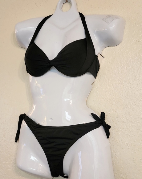 Bikini - Picture 1 of 2